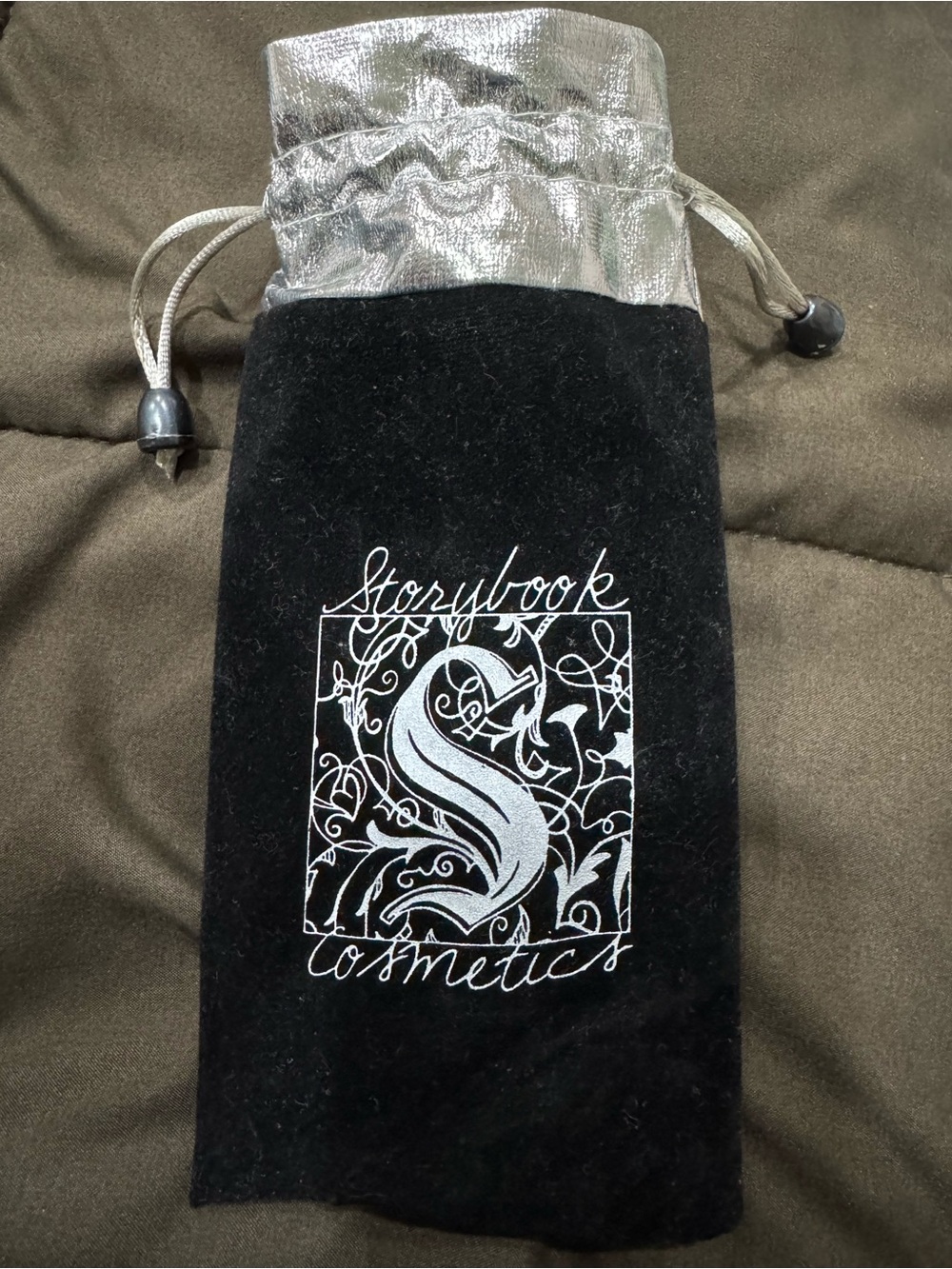 Harry Potter Storybook Cosmetics Black Velvet Pouch with Silver Brush Set